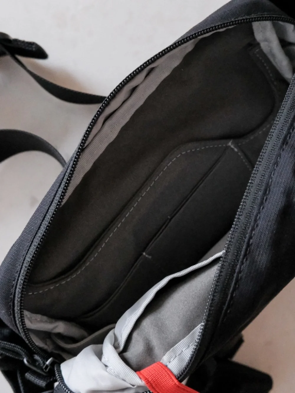Moment Fanny sling 2L Black